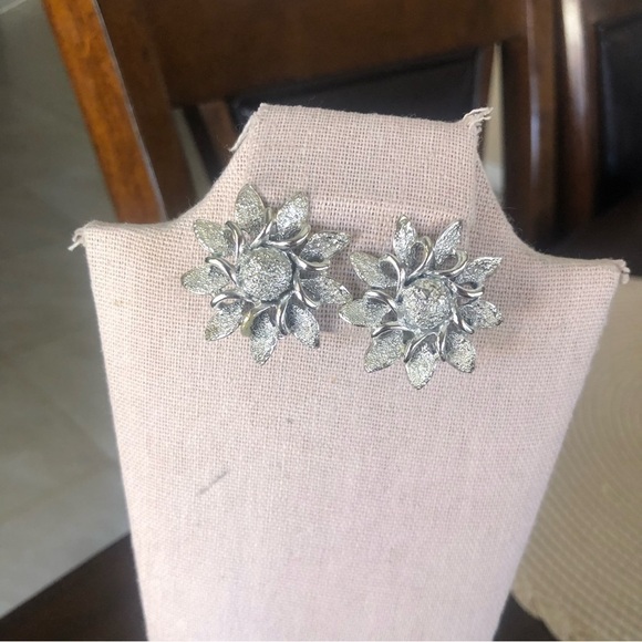 Vintage ClipOn Earrings - Picture 2 of 5